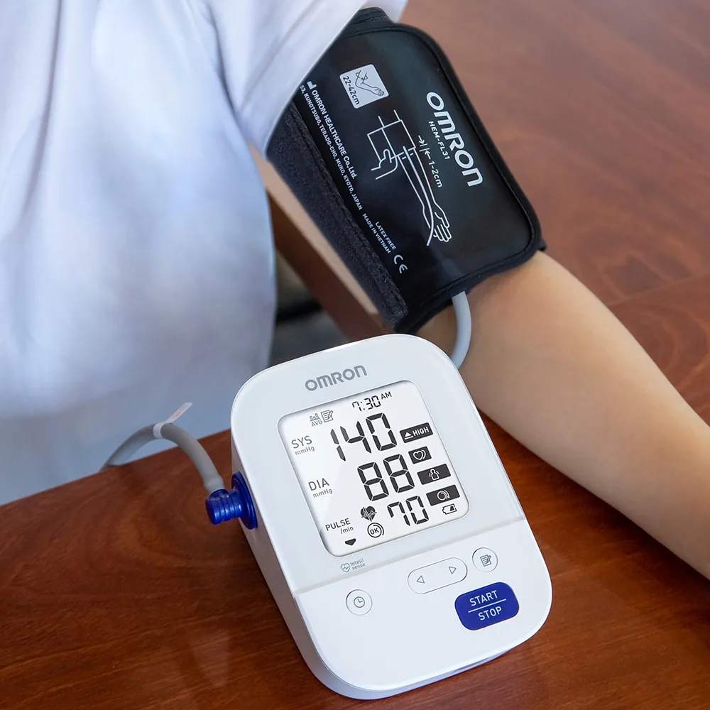 Hình ảnh Máy đo huyết áp bắp tay tự động Omron HEM-7156 đo ở bắp tay, lưu 60 kết quả đo kèm ngày giờ